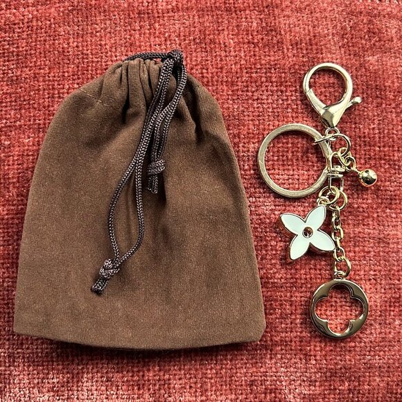 New WHITE CLOVER Bag Charm Gold Tone - Picture 3 of 7